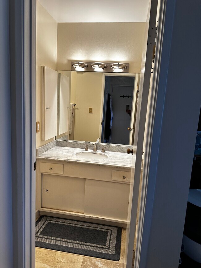 932 Peninsula Ave, Unit 932 peninsula ave apt 404 in San Mateo, CA - Building Photo - Building Photo