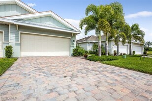 14533 Edgewater Cir in Naples, FL - Building Photo