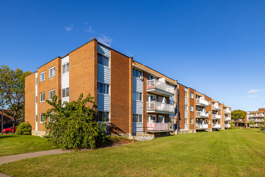 Spring Garden in Dollard-des-Ormeaux, QC - Building Photo