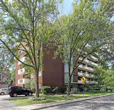 Park Charlton Apartments in Hamilton, ON - Building Photo - Building Photo