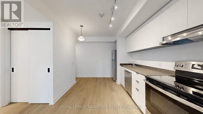 61 Charles St E in Toronto, ON - Building Photo - Building Photo