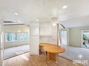 8975 Lawrence Welk Dr in Escondido, CA - Foto de edificio - Building Photo