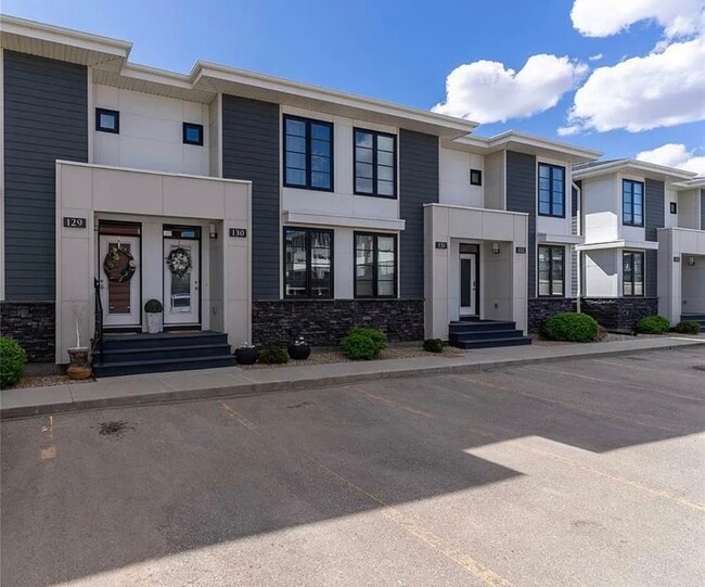 3229 Elgaard Dr in Regina, SK - Building Photo - Building Photo