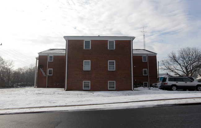 1499 N East St in Frederick, MD - Foto de edificio - Building Photo