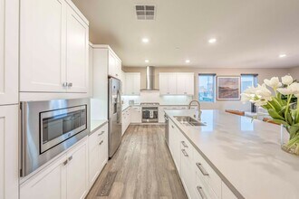 113 Bowery in Irvine, CA - Foto de edificio - Building Photo