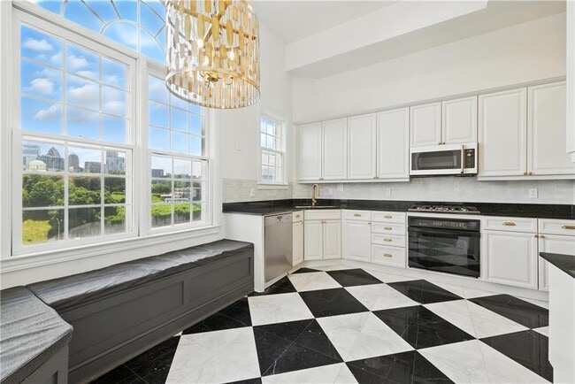 property at 1735 Peachtree St NE