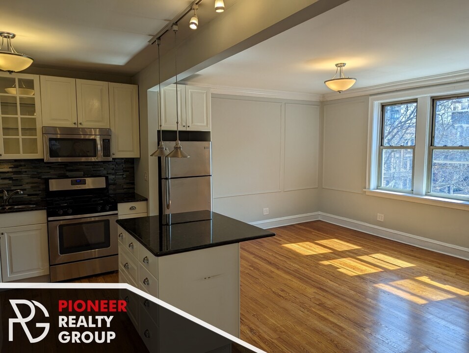 542 W Surf St, Unit 540-3S in Chicago, IL - Building Photo