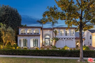 706 N Crescent Dr in Beverly Hills, CA - Building Photo - Building Photo
