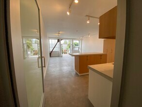 615 Hampton Dr, Unit A108 in Venice, CA - Foto de edificio - Building Photo