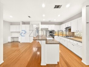 19988 Via Joyce Dr in Santa Clarita, CA - Foto de edificio - Building Photo