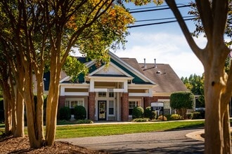 South Oak Crossing Apartments in Charlotte, NC - Building Photo - Building Photo