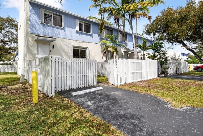 10274 SW 222nd St in Cutler Bay, FL - Building Photo - Building Photo