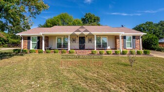 2335 Nottingham Dr in Columbus, GA - Building Photo