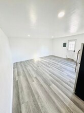 525 Sycamore Pl, Unit 1 in Inglewood, CA - Foto de edificio - Building Photo