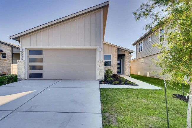 8029 Linnie Ln in Austin, TX - Foto de edificio - Building Photo