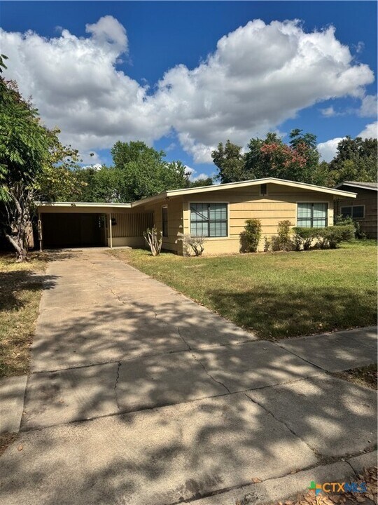 902 Fern Ln in Victoria, TX - Building Photo