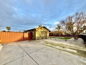 482 Aztec Ln in Lathrop, CA - Building Photo - Building Photo