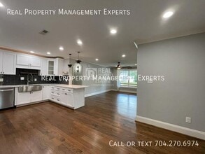 2243 Shamrock Dr in Charlotte, NC - Building Photo - Building Photo