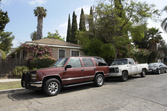 5735 Camerford Ave in Los Angeles, CA - Building Photo - Building Photo