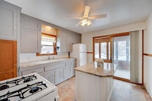 233 7th Ave S, Unit UPPER in South St. Paul, MN - Building Photo