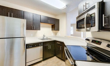 2717 S Norfolk St in San Mateo, CA - Building Photo - Building Photo