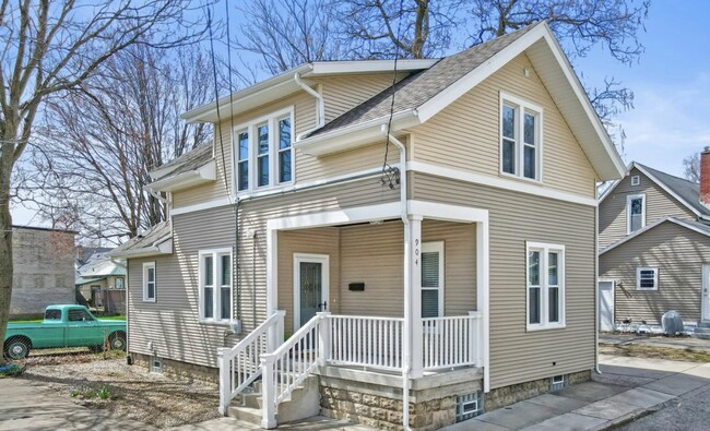 property at 904 Zeeland Ct NE