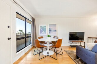 970 Palm Ave, Unit 302 in West Hollywood, CA - Building Photo - Building Photo