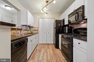8095 Lacy Dr in Manassas, VA - Building Photo - Building Photo