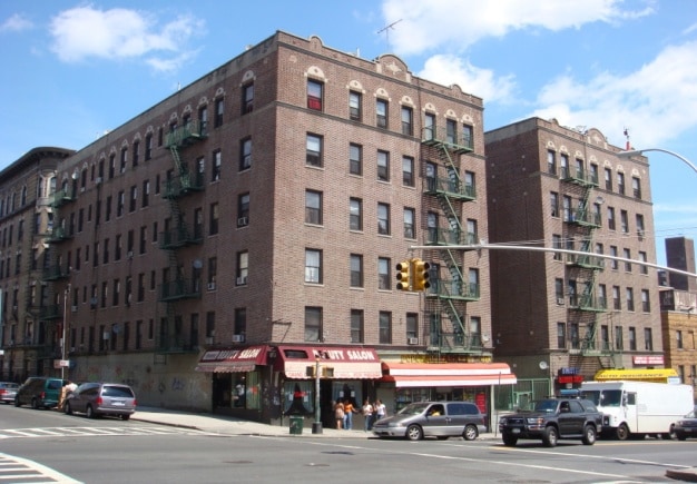 301-315 E Tremont Ave in Bronx, NY - Building Photo