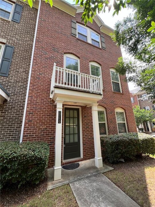 2440 Tenor Ln in Alpharetta, GA - Foto de edificio