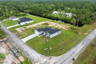 945 Butler St E in Lehigh Acres, FL - Building Photo