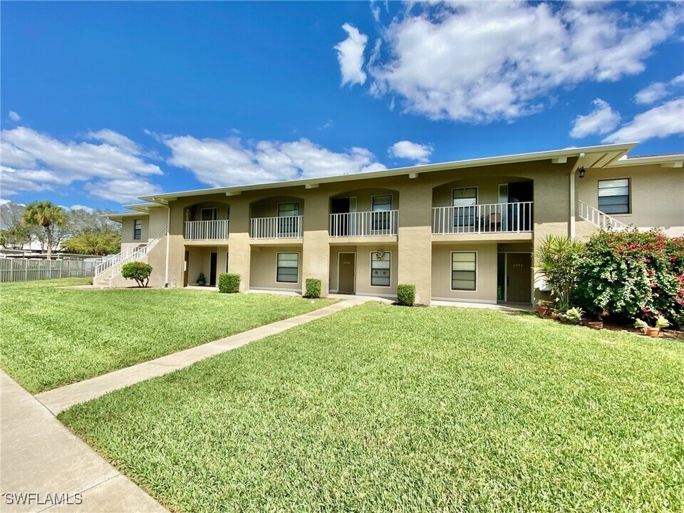 145 Cypress Way E in Naples, FL - Building Photo
