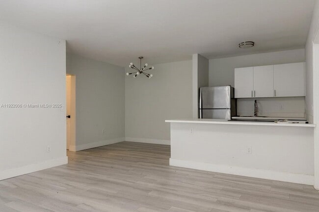 10190 E Bay Harbor Dr, Unit 4E in Bay Harbor Islands, FL - Foto de edificio - Building Photo