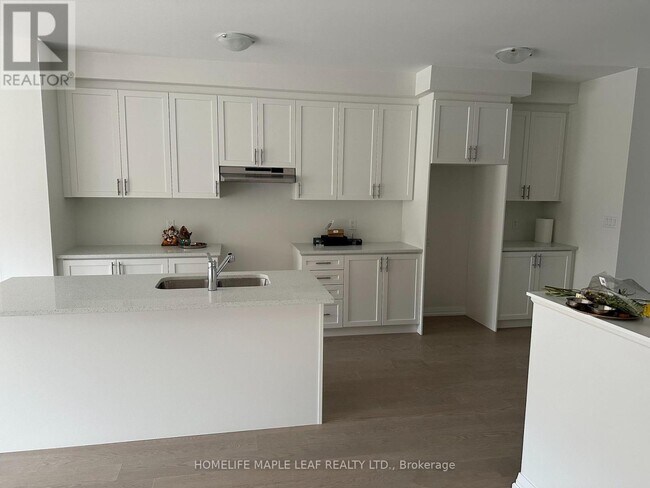 235 Lormont Blvd in Hamilton, ON - Building Photo - Building Photo
