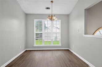 5470 Twin Lakes Dr in College Park, GA - Building Photo - Building Photo