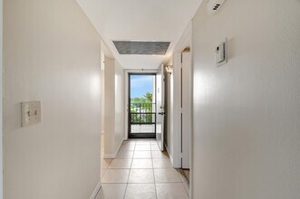 21 Royal Palm Way in Boca Raton, FL - Building Photo - Building Photo