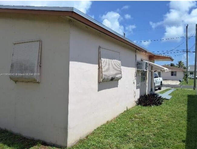 504 NW 7th Ct in Hallandale Beach, FL - Building Photo - Building Photo