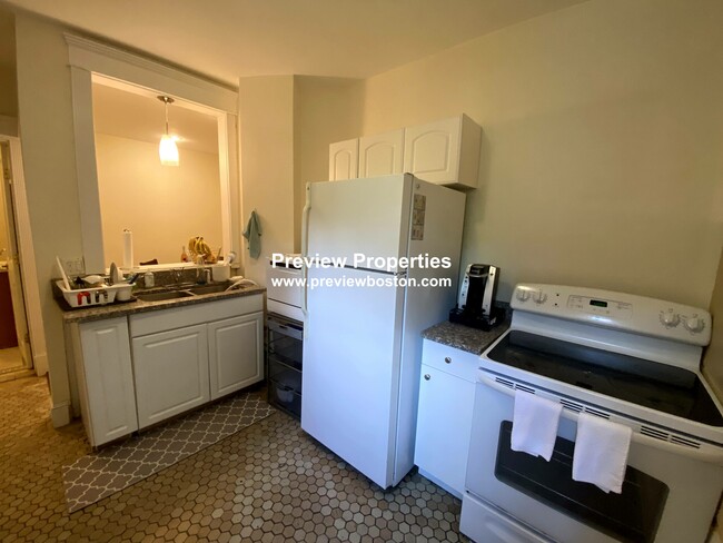 316 Saint Paul St, Unit 1 in Brookline, MA - Building Photo - Building Photo