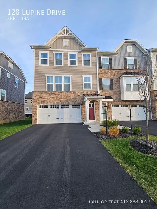 128 Lupine Dr in Mars, PA - Building Photo