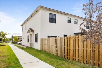 23070 SW 129th Ct in Miami, FL - Building Photo - Building Photo