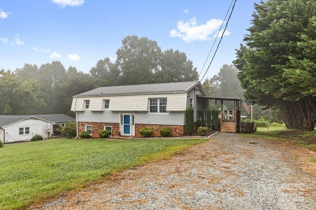79 Isenhour Park Rd in Taylorsville, NC - Building Photo - Building Photo
