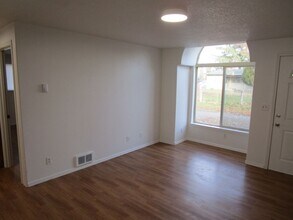 103 NW Ivy St in Prineville, OR - Foto de edificio - Building Photo