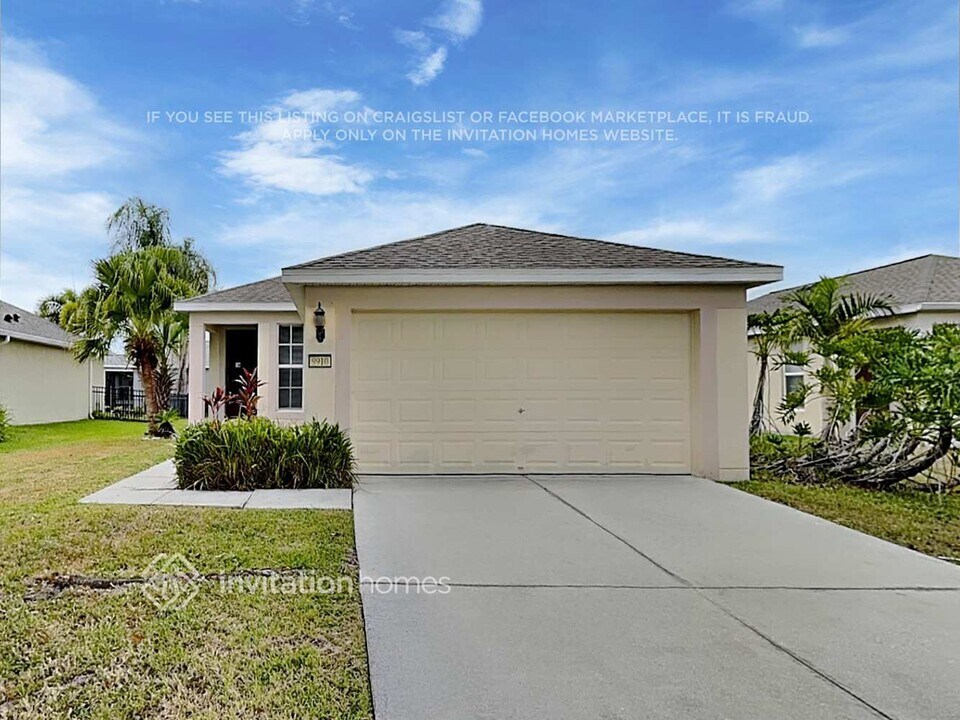 9910 52nd St E in Parrish, FL - Foto de edificio