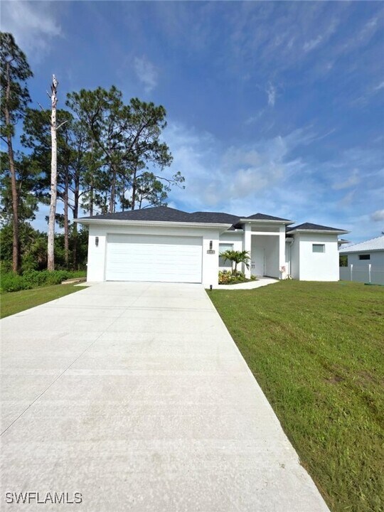 348 Ranch Ave in Lehigh Acres, FL - Building Photo
