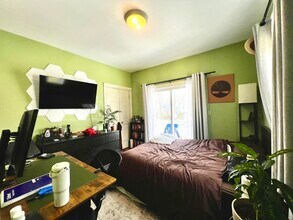 22 Burton St, Unit 1 in Boston, MA - Foto de edificio - Building Photo