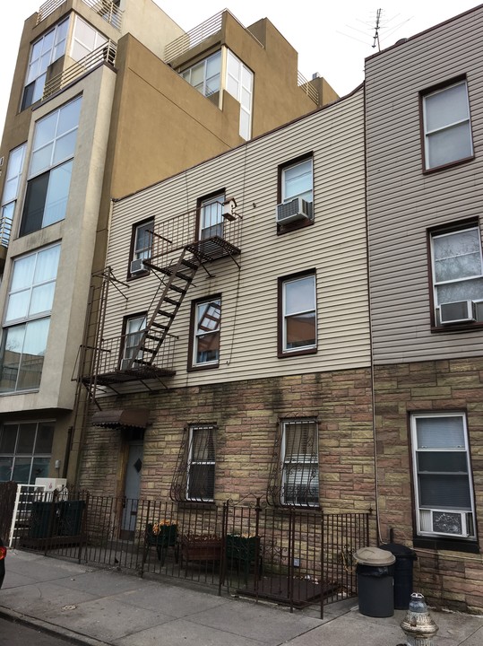 194 Scholes St in Brooklyn, NY - Building Photo