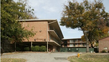 1611 Riverside Dr in Tulsa, OK - Foto de edificio - Building Photo