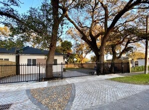 9995 NW 23rd Ave in Miami, FL - Foto de edificio - Building Photo