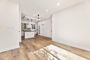 5702 Vanalden Ave in Tarzana, CA - Building Photo