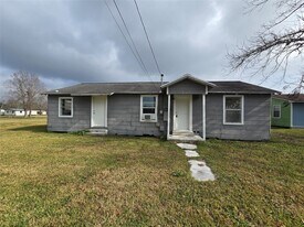 801 Collins St in Dayton, TX - Building Photo